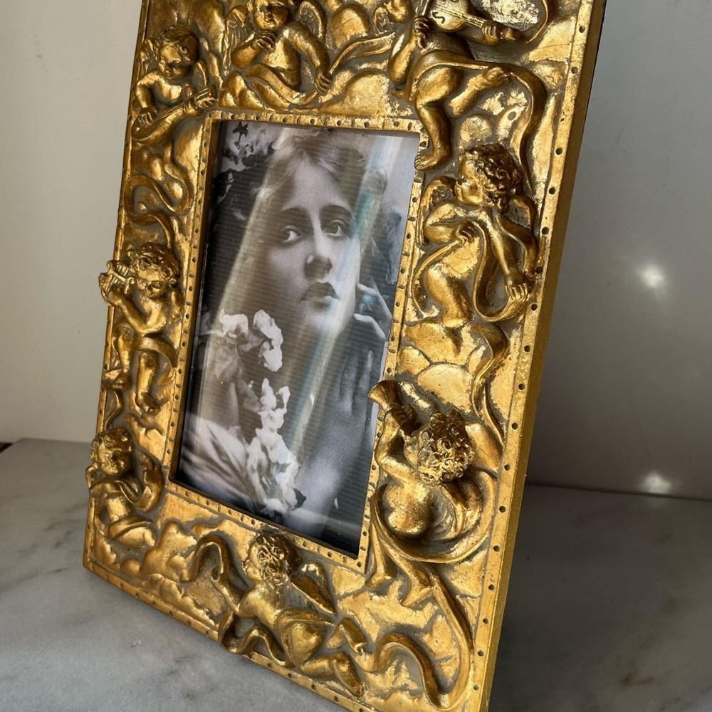 Large gilded Cherub Picture Frame holds 5”x7”. Rare - Picture 8 of 15